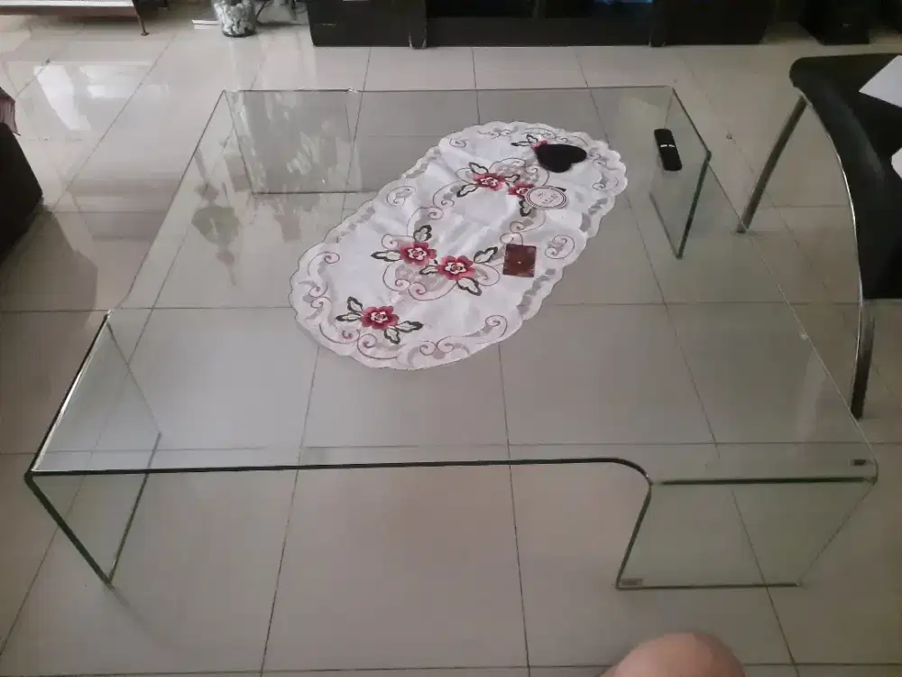 Meja kaca ruang tamu dan kantor