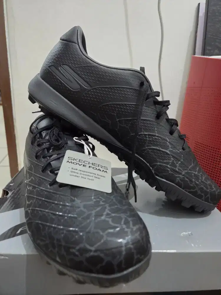 Sepatu futsal Minisoccer atau sepakbola football dari skechers