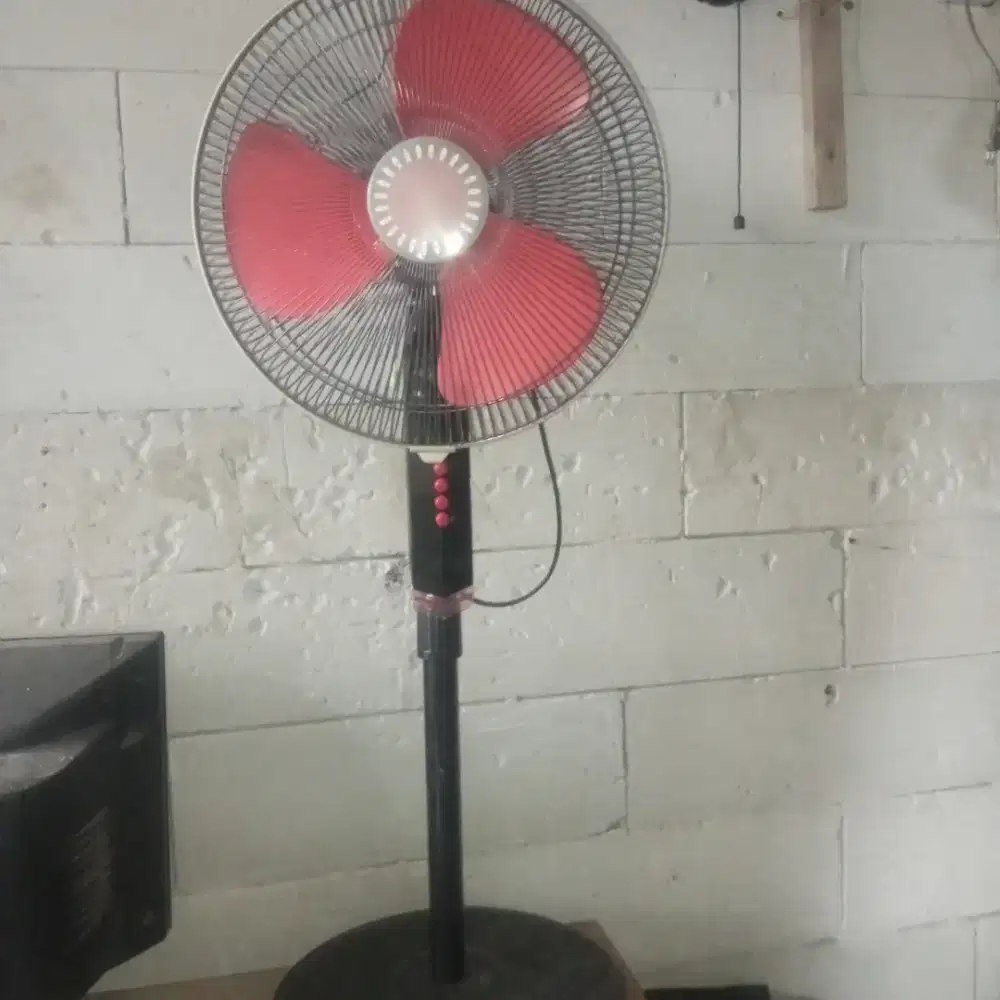 Kipas angin tinggi 16 midea