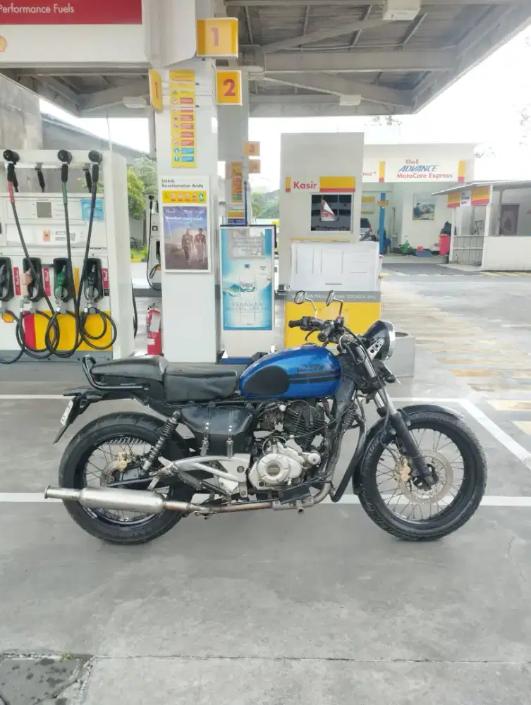 Custom British Bobber Pulsar 220