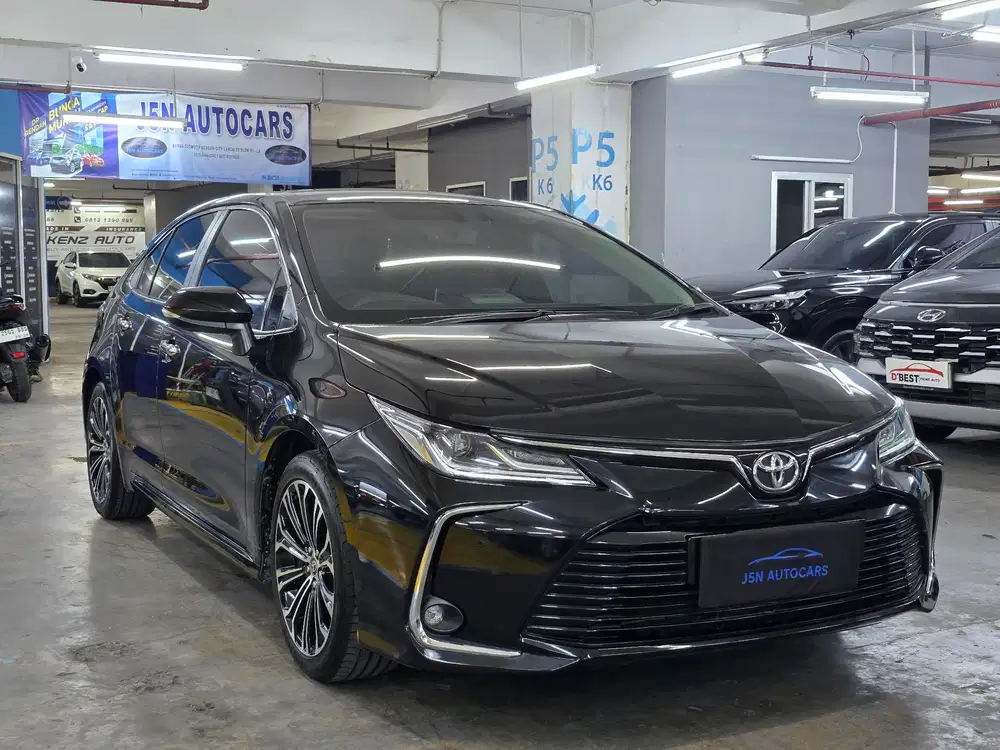 TOYOTA ALTIS V AT 1.8 2022/2023 Hitam