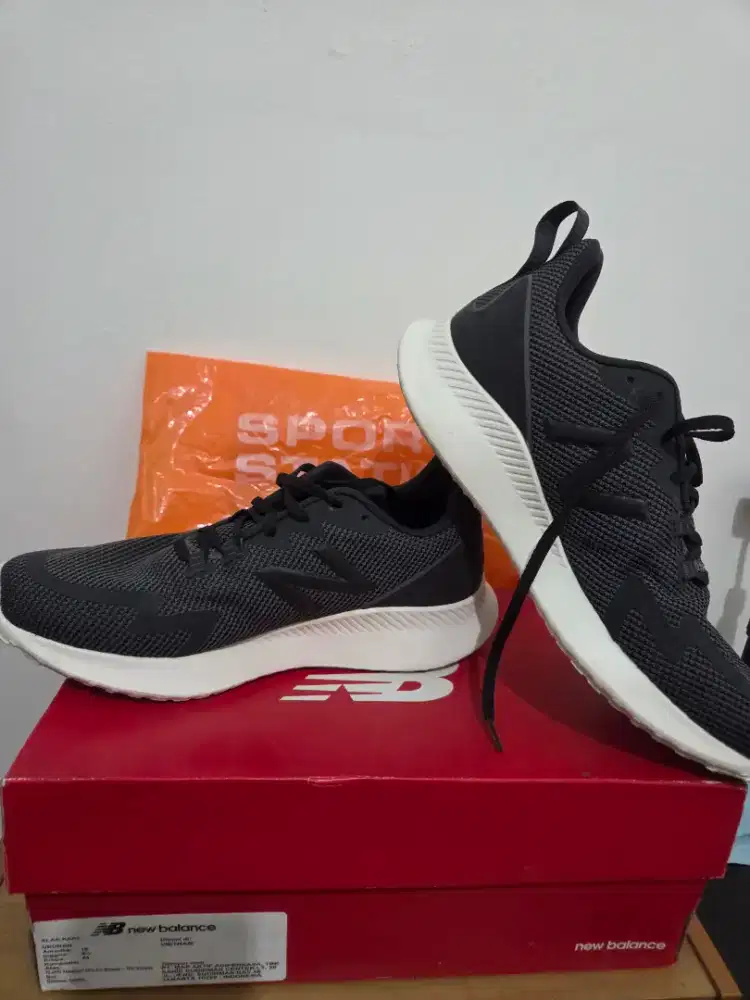 Sepatu olahraga New balance utk lari atau jogging ke gym juga bisa