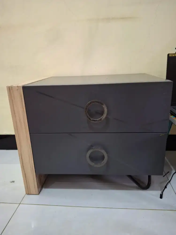 Di jual meja sudut kamar tidur (nakas)