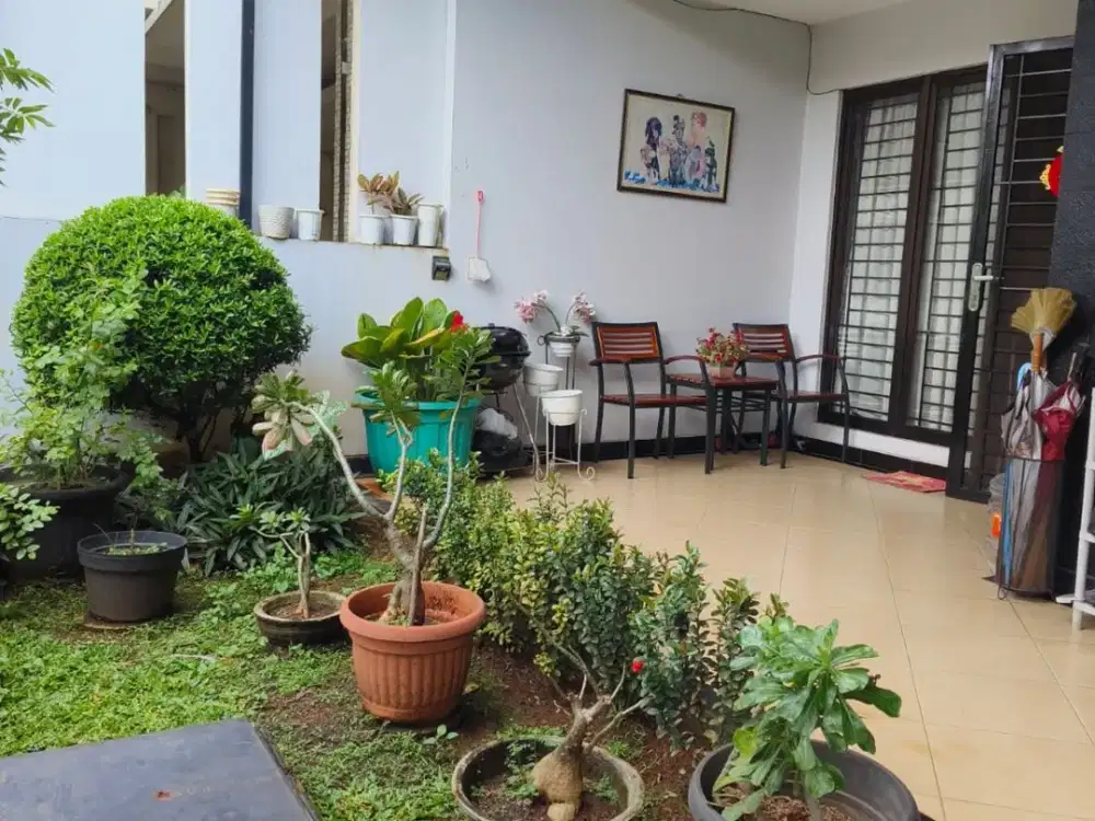 Rumah Renovasi Mewah 2 Lantai Cluster Aralia Harapan Indah Bekasi – Depan Taman