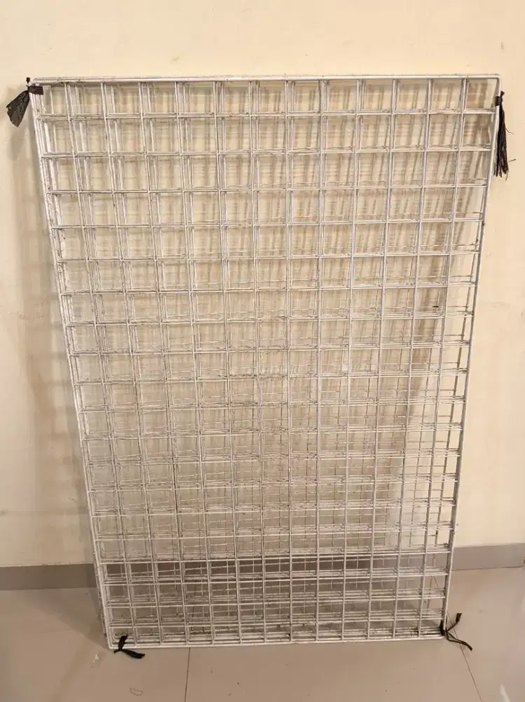 Ram Kawat Putih / Wire Mesh Display Serbaguna