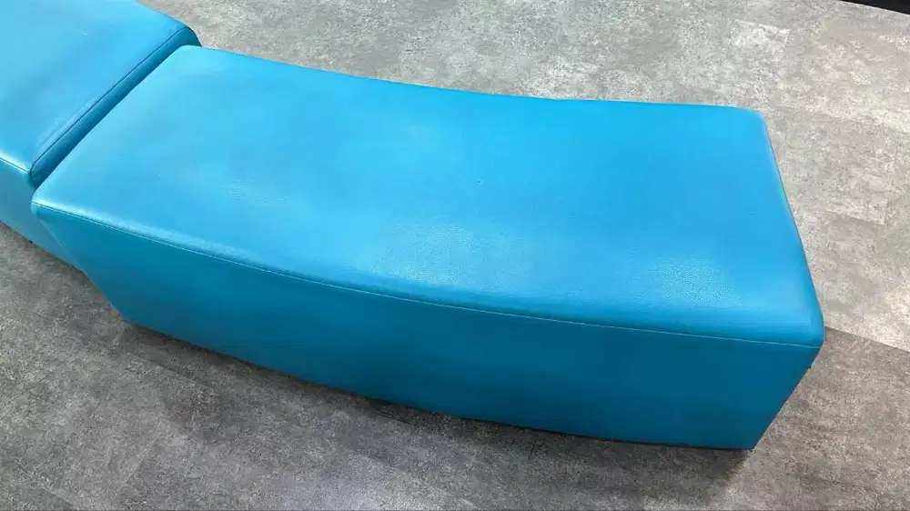 Dijual sofa lengkung biru