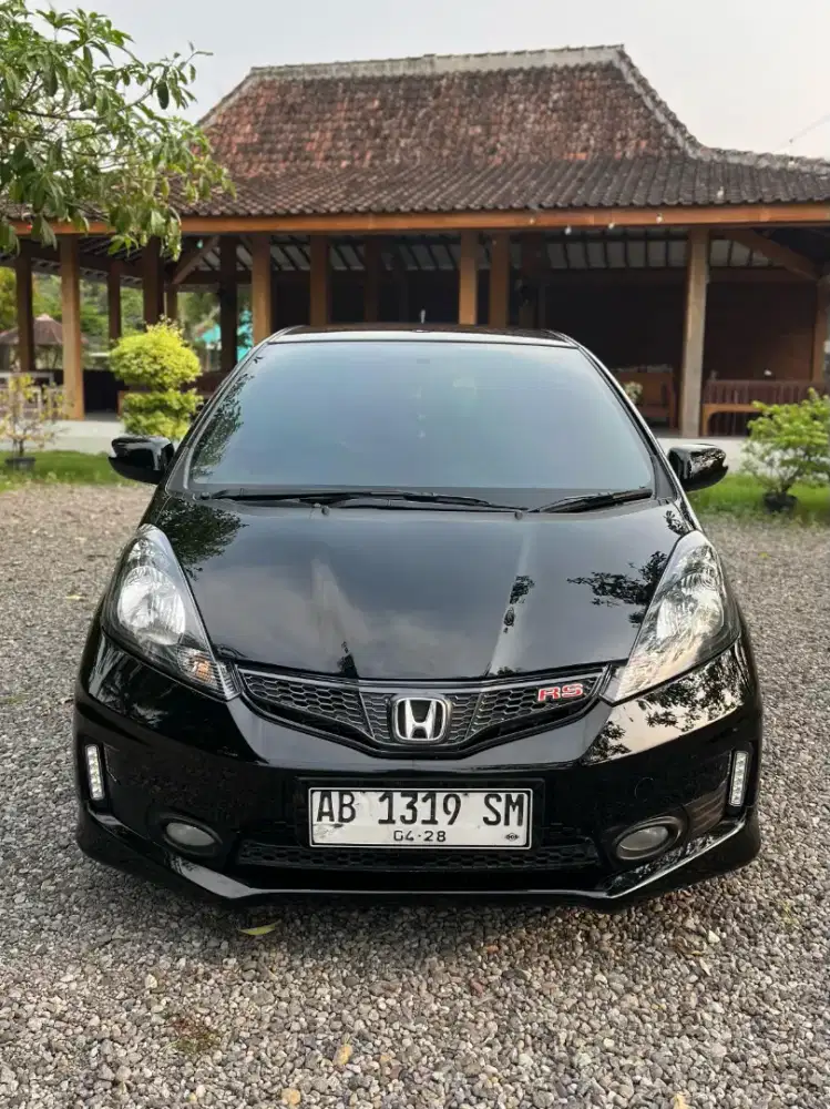 Jual mobil honda jazz RS tahun 2013.
