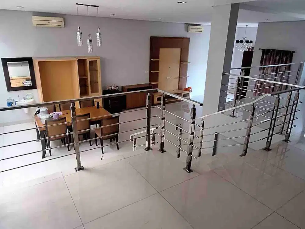 Disewakan Rumah Siap Huni Semi Furnished  Kamar 5 di Alam Sutera Tangerang
