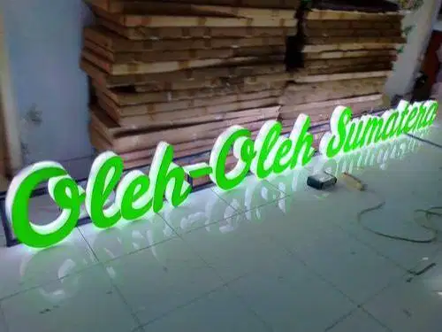Huruf timbul akrilik lampu