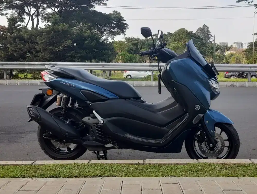 Dijual Yamaha NMAX Standard 2024 warna biru metalik.