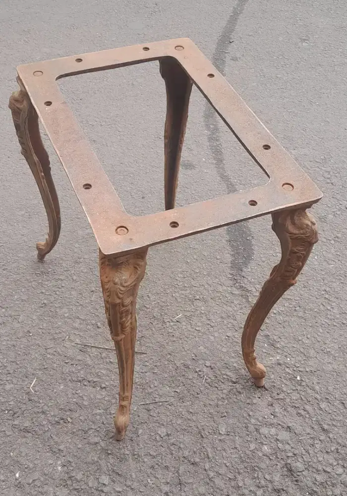 Kaki meja besi lawas