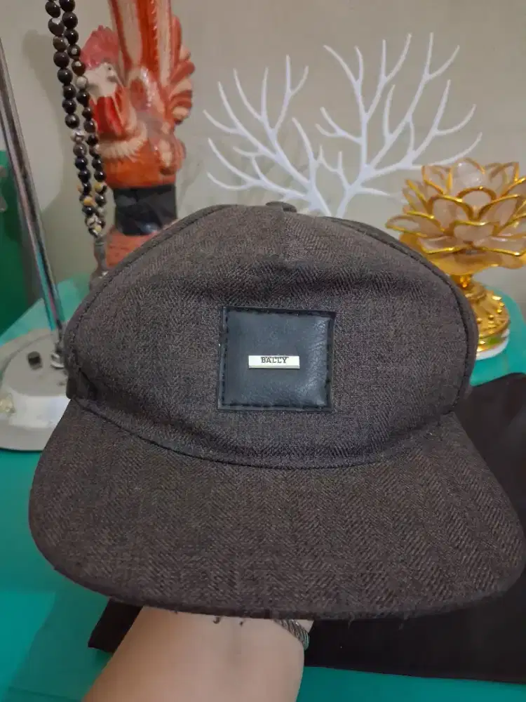 Topi branded 
Bally warna coklat 
Limited edition 
Barang terawat 
Pem