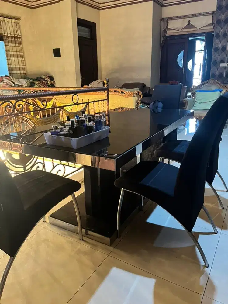 Satu Set Meja Makan Informa