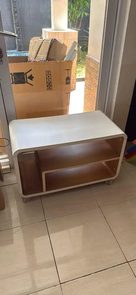 Meja TV beroda merk informa