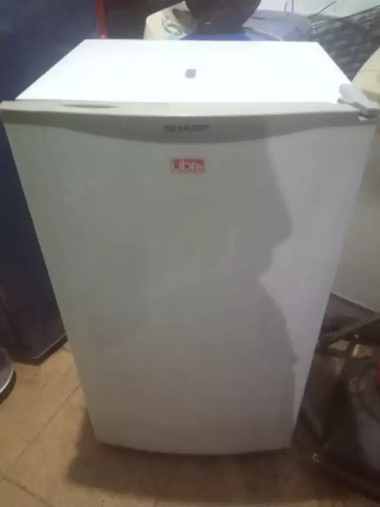 Kulkas 1 pintu merk SHARP normal siap pakai dingin beku nego tipis