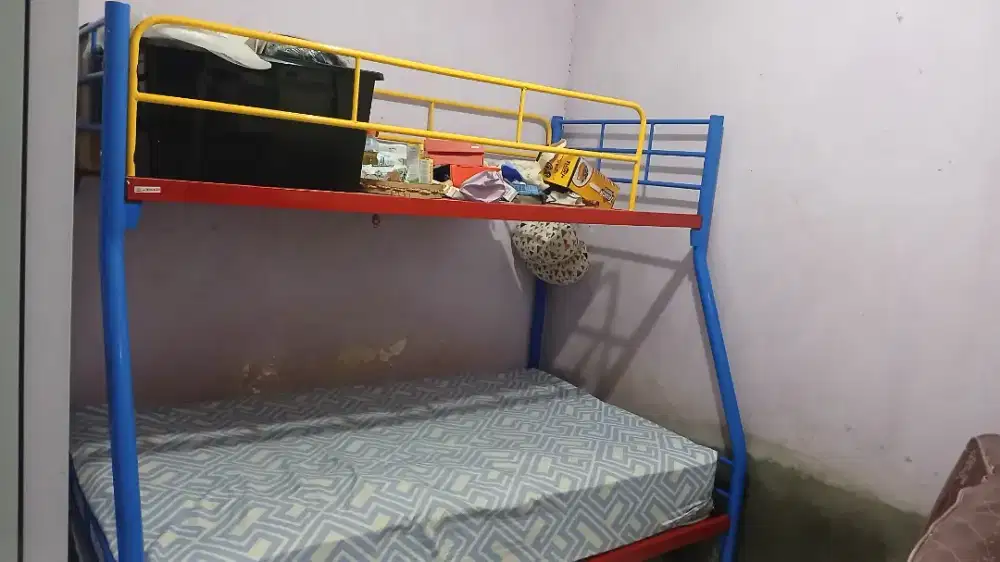 Dipan Besi Bertingkat