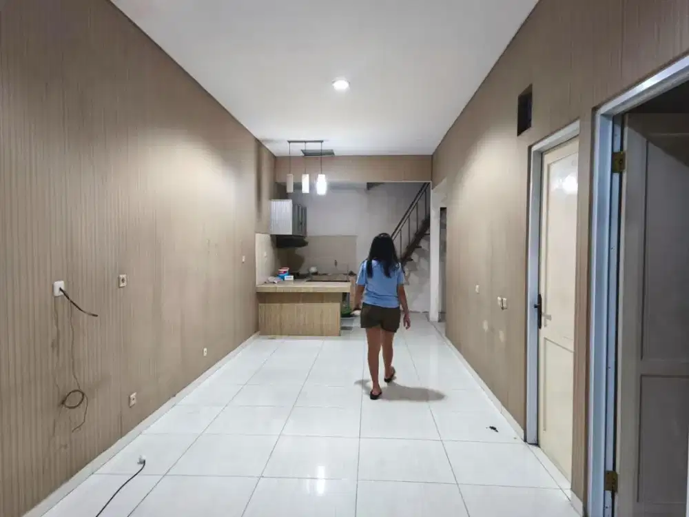 Disewakan ..rumah di Taman Semanan Indah, depan taman