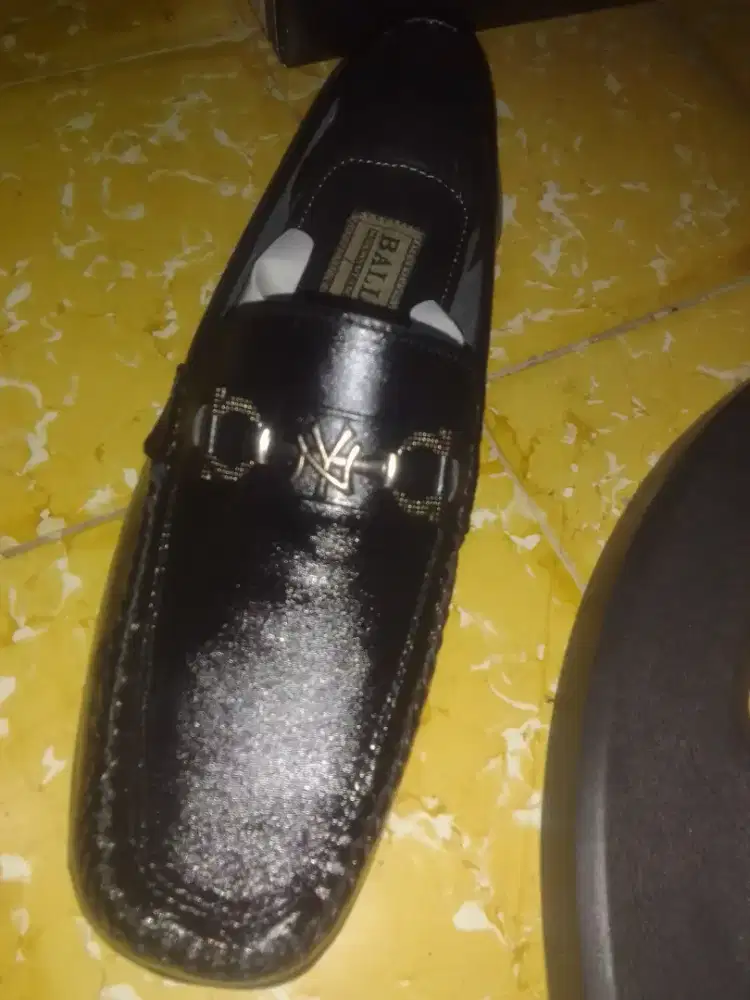 Sepatu kulit warna hitam