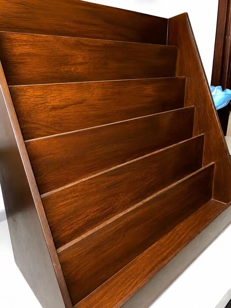 Rak Buku (tempat penyimpanan buku-buku)