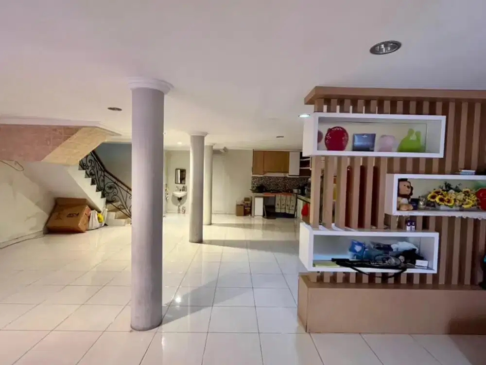 DIJUAL RUMAH BAGUS SEMI FURNISH HADAP UTARA HARGA PALING MURAH DI TAMAN PALEM LESTARI