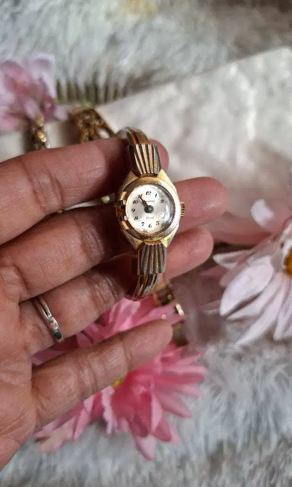 Jam Tangan Wanita Vintage Gold/ Vintage Bangle Gold Tone Ladies Watche