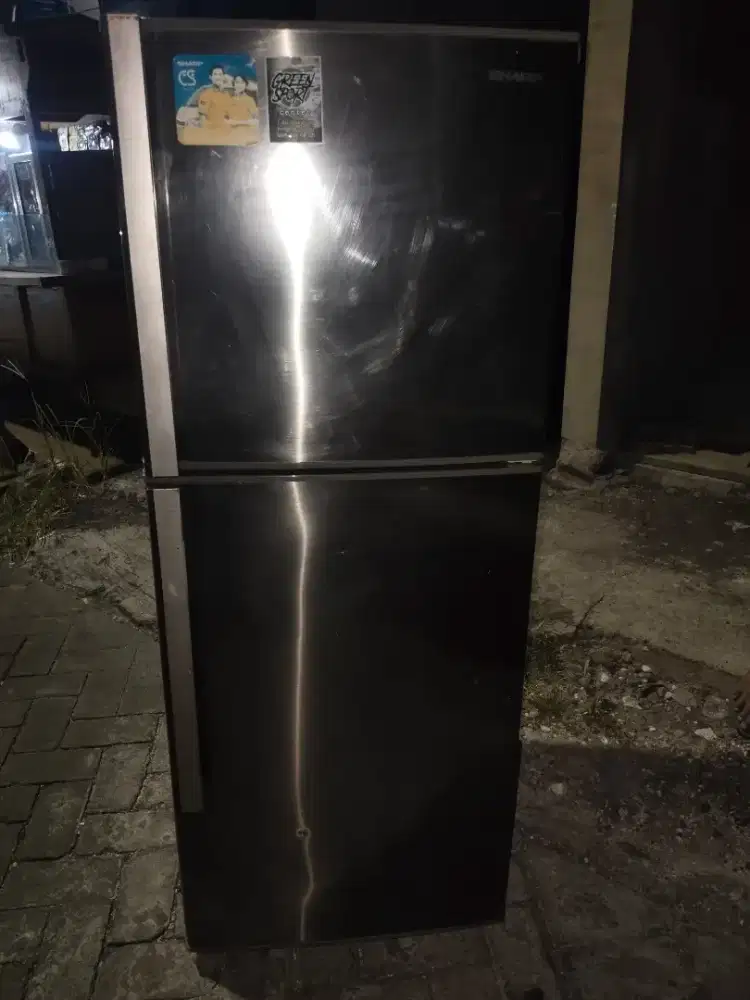 Kulkas sharp 2 pintu kondisi normal dingin beku siap pakai