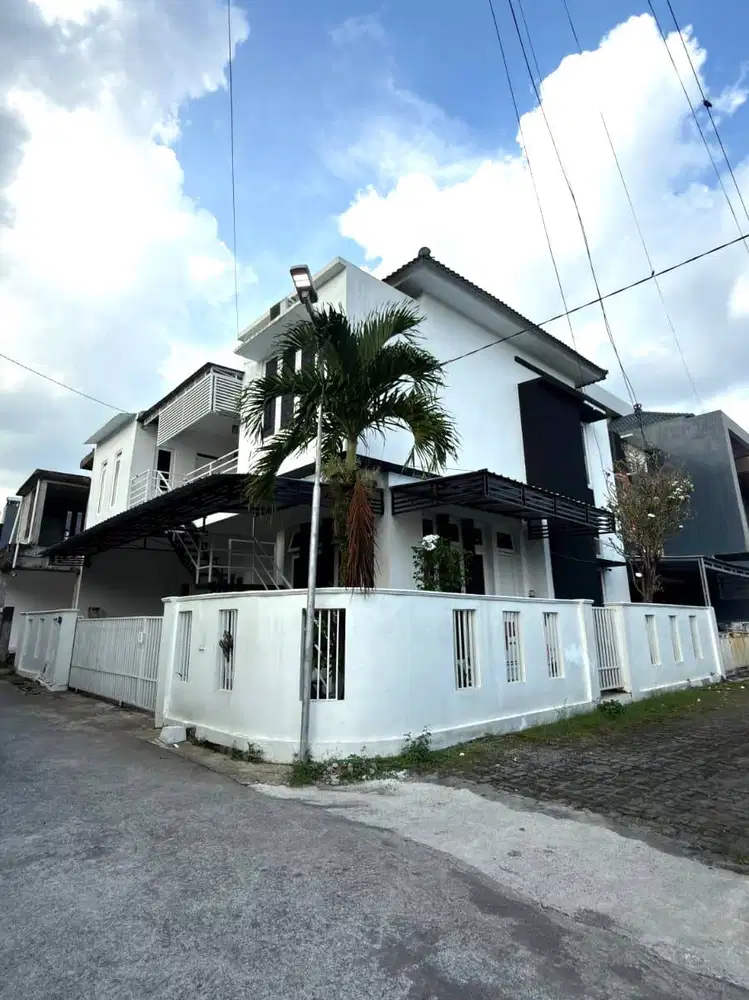 Rumah Hook Strategis dekat Jalan Damai Palagan