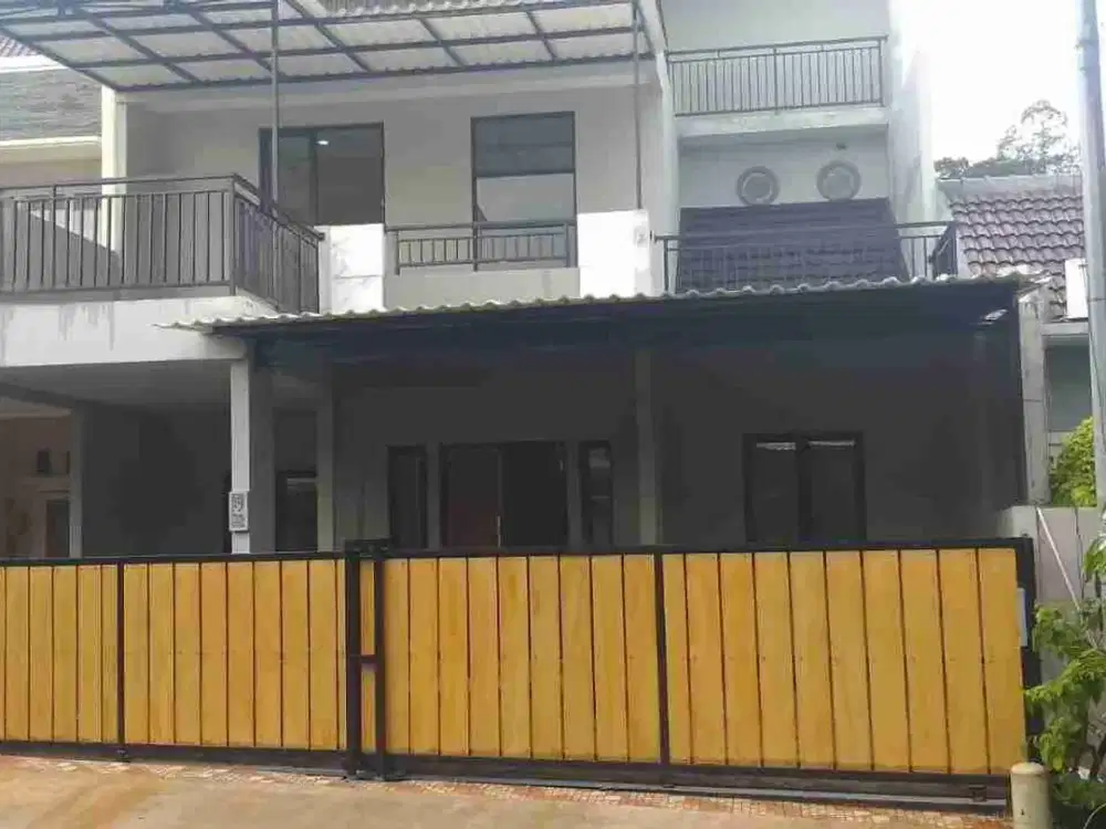 Rumah Bagus 3 Lantai Siap Huni di Taman Chrysant