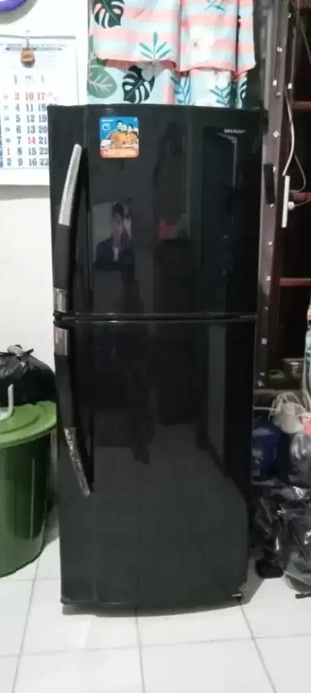 Jual kulkas 2 pintu sharp bagus dingin hrg 1,5jt