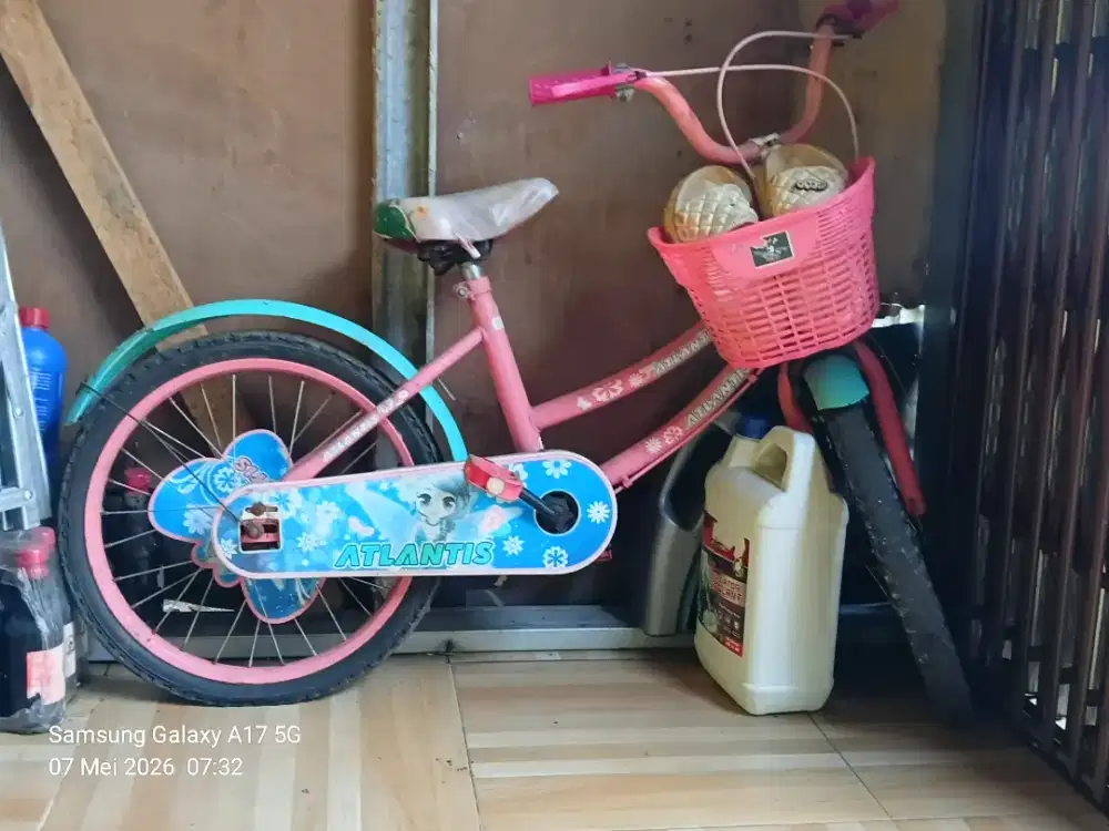 Sepeda anak perempuan..