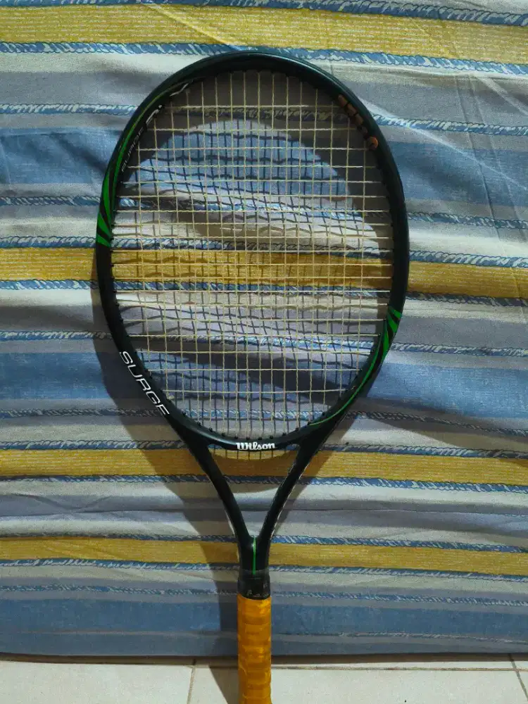 Raket tenis Wilson surge