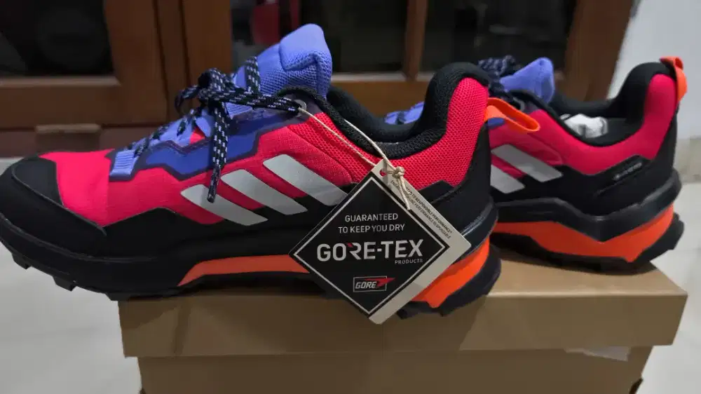 Sepatu trekking Adidas