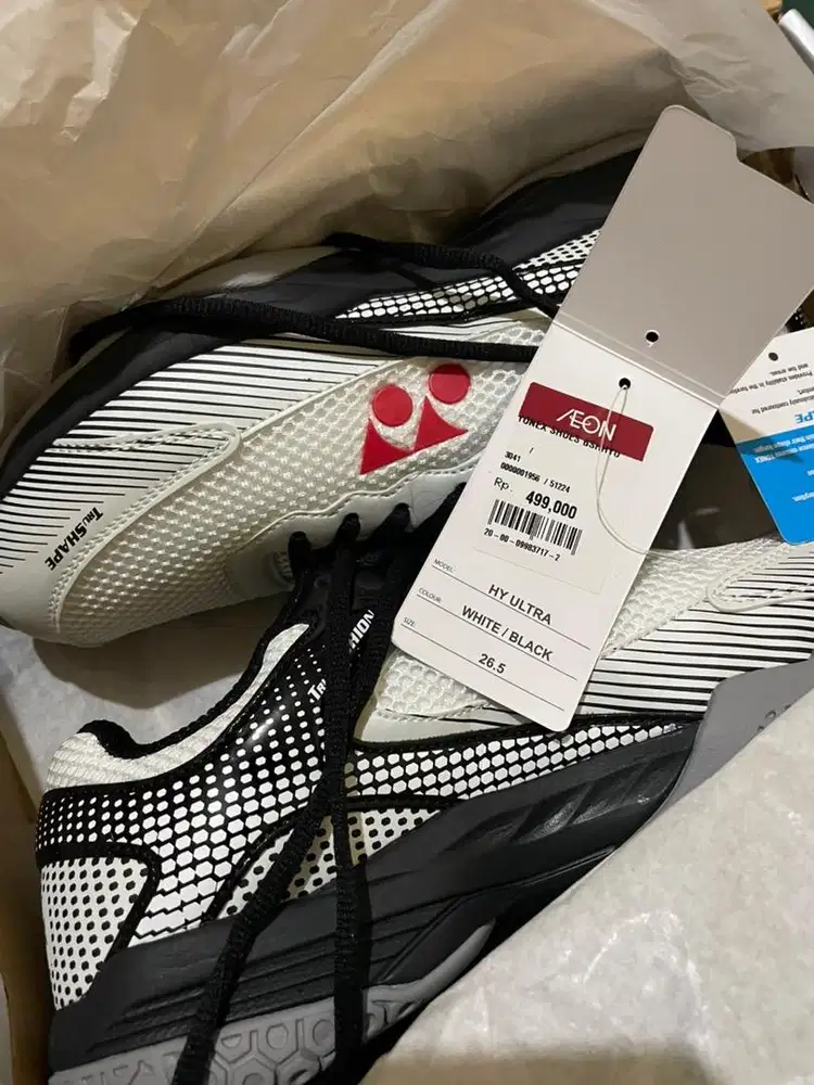 Sepatu badminton yonex