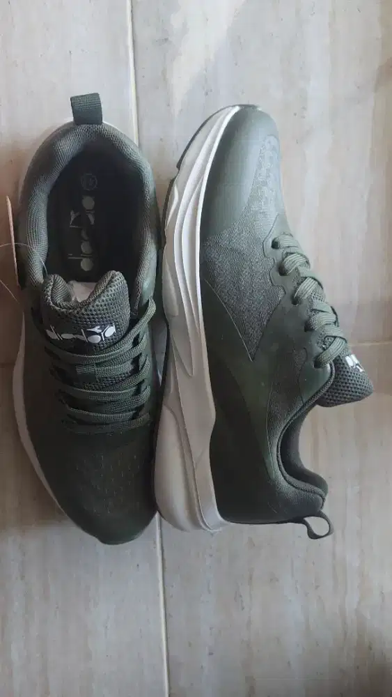 Sepatu Diadora Baru