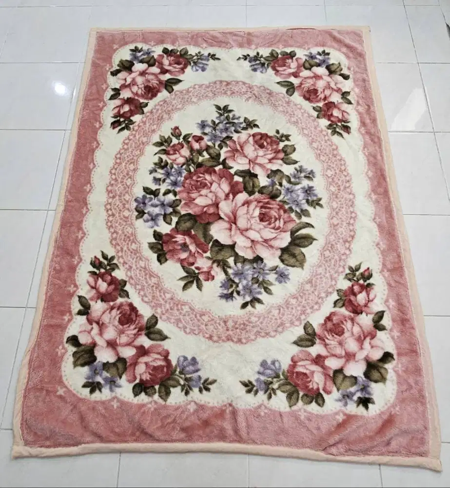 Selimut Bulu Tebal Premium 2kg (Minus Jahitan Pinggir) - Cuma 250k!