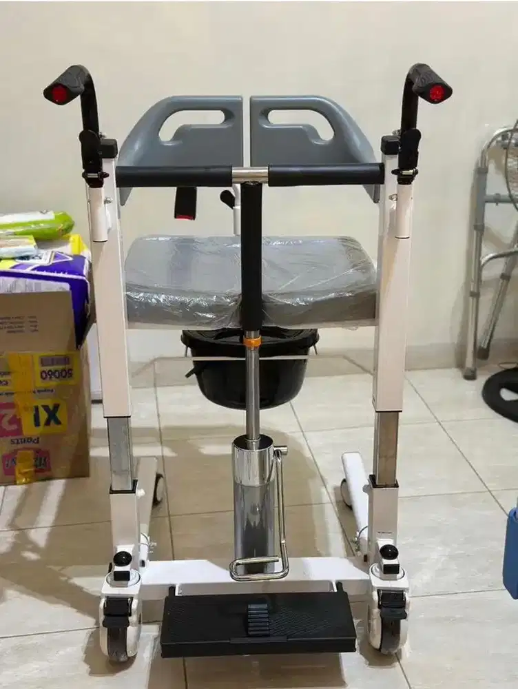 Kursi transfer pasien buang air besar kecil / BAB