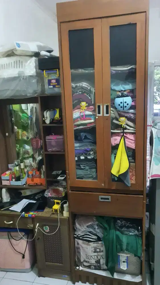 Lemari dan meja rias