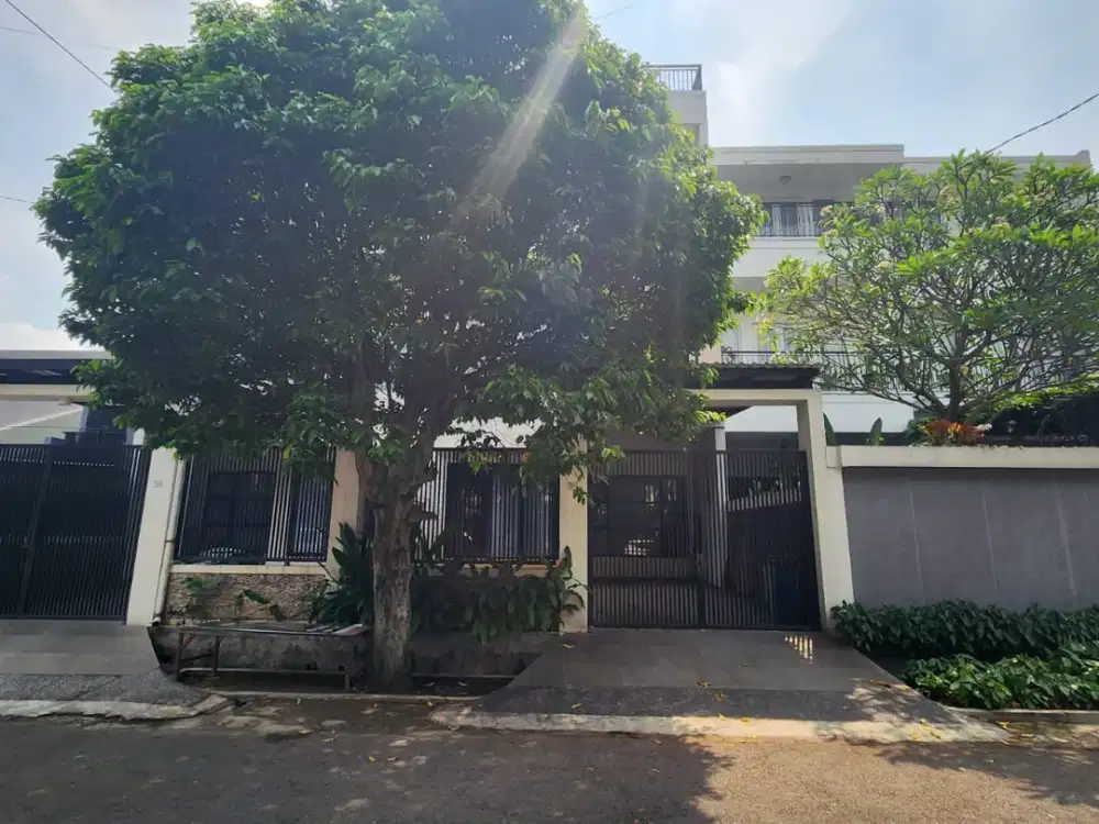 Disewakan Rumah Siap Huni 3,5 Lantai + Rooftop di Pancoran Timur Jakarta Selatan