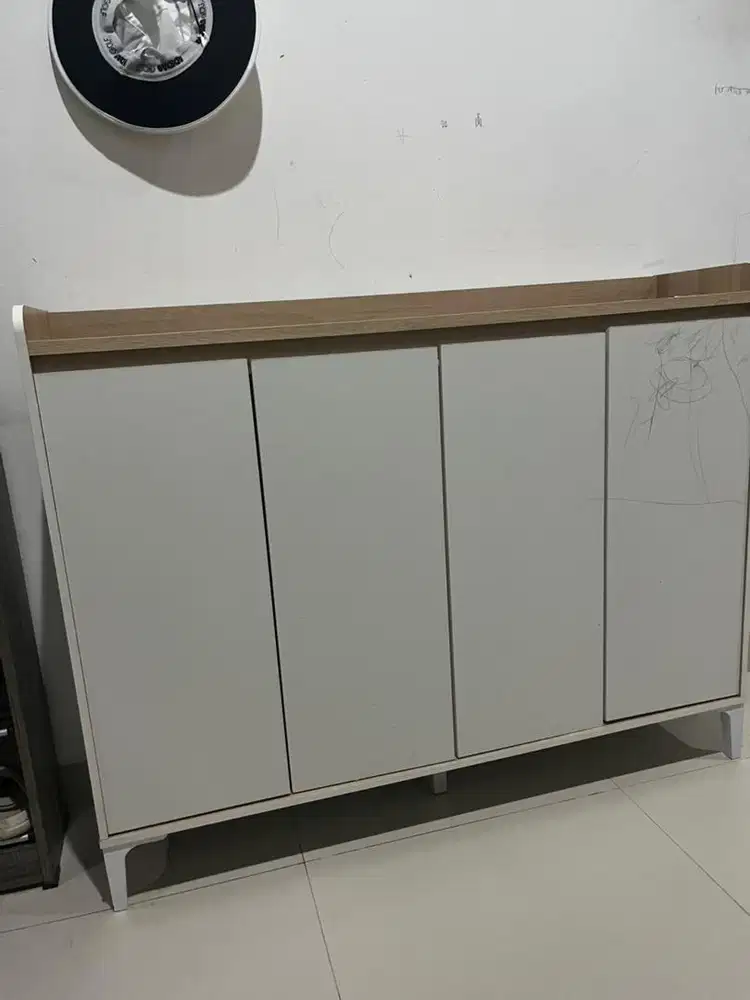 Lemari sepatu kayu