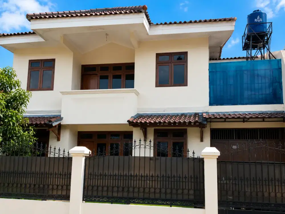 Rumah Besar 2 Lantai Semi Furnished Bebas Banjir di Tanjung Duren