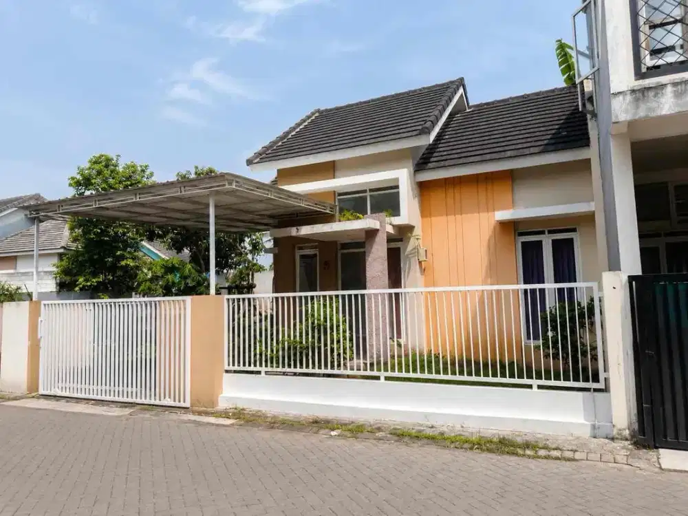 Rumah Hook Luas Strategis di Grand Village, Malang