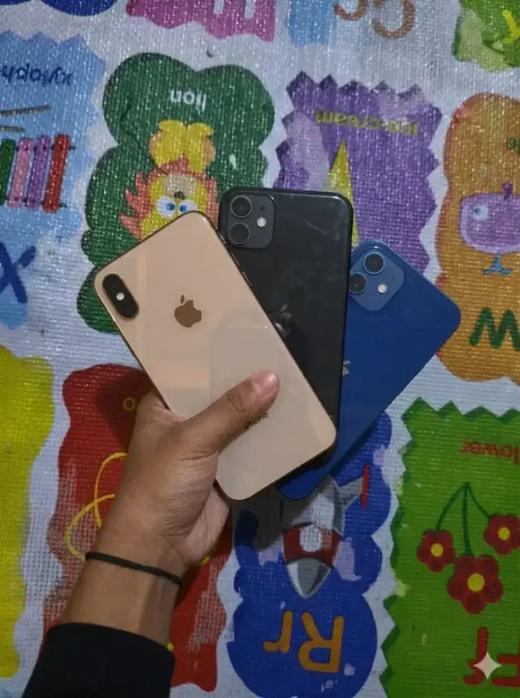 iPhone Xs 256GB & iPhone 11 64GB & iPhone 12 128GB