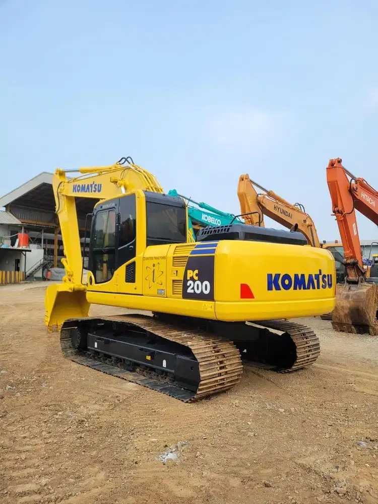 EXCAVATOR KOMATSU PC 200
