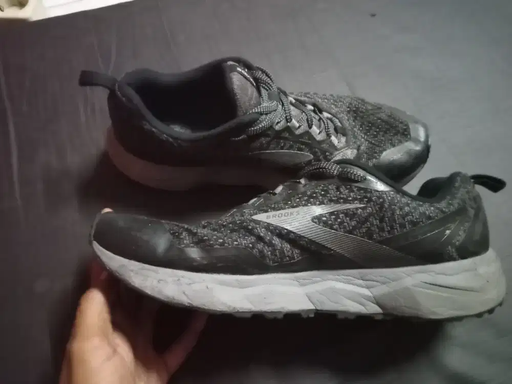 Sepatu brooks bagus