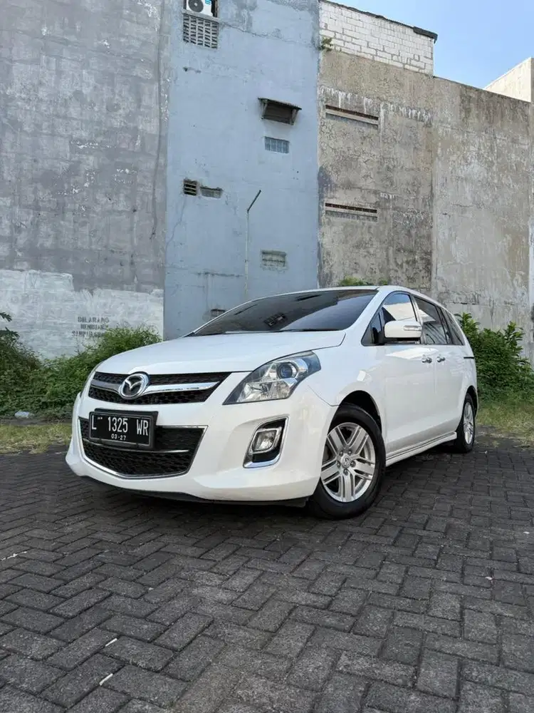 Mazda 8 2011 putih istimewa simpanan