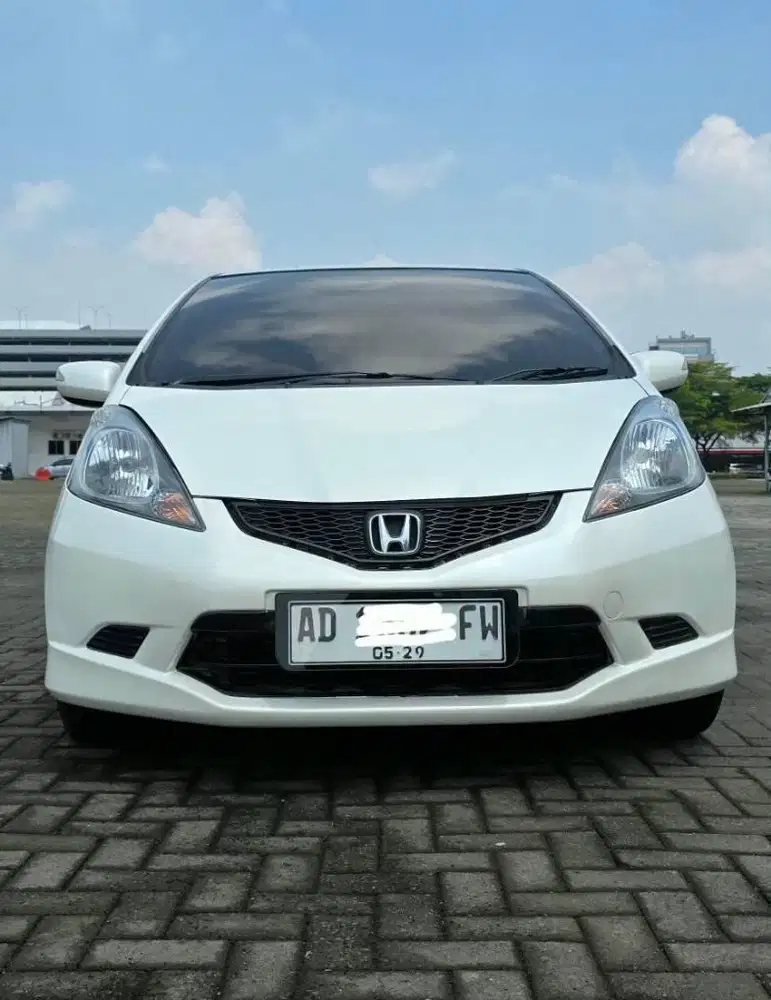 JAZZ RS PEMAKAIAN 2010 PLAT AD PUTIH KM 100RBAN LOKASI SOLO 
SURAKARTA