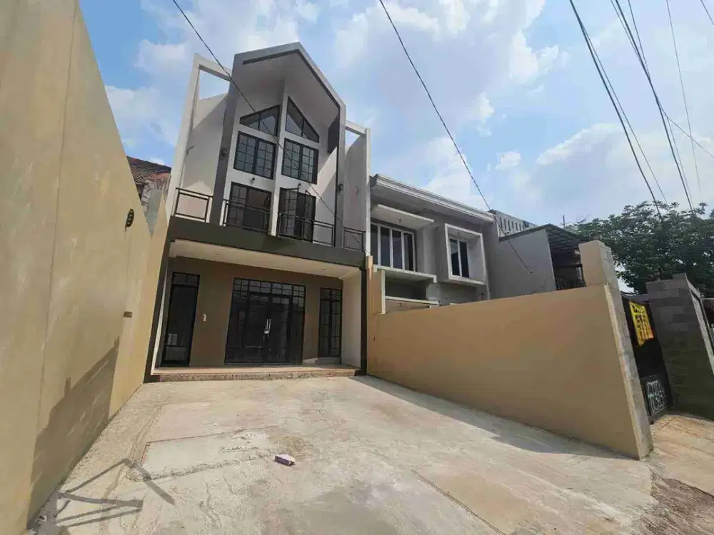 Rumah baru 2,5 lantai cocok buat kantor atau huni akses 2 mobil besar, di Jagakarsa Jaksel