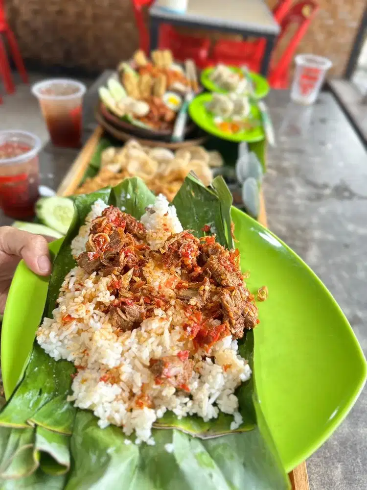 Team di warung nasi
