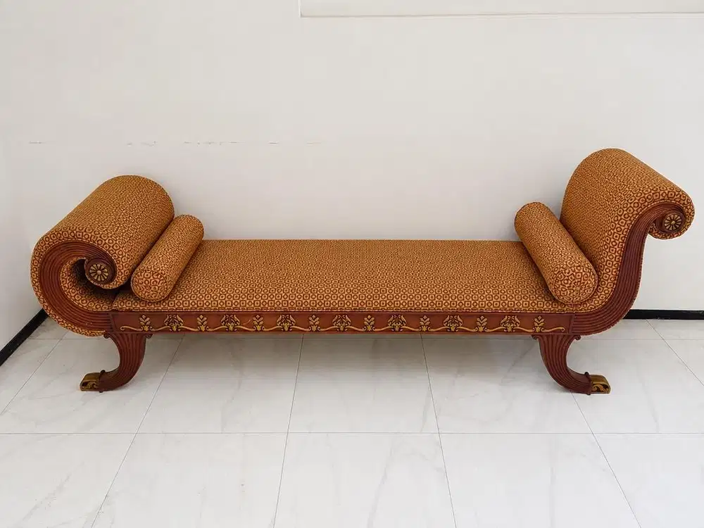 Kursi sofa chaise lounge klasik siap pakai