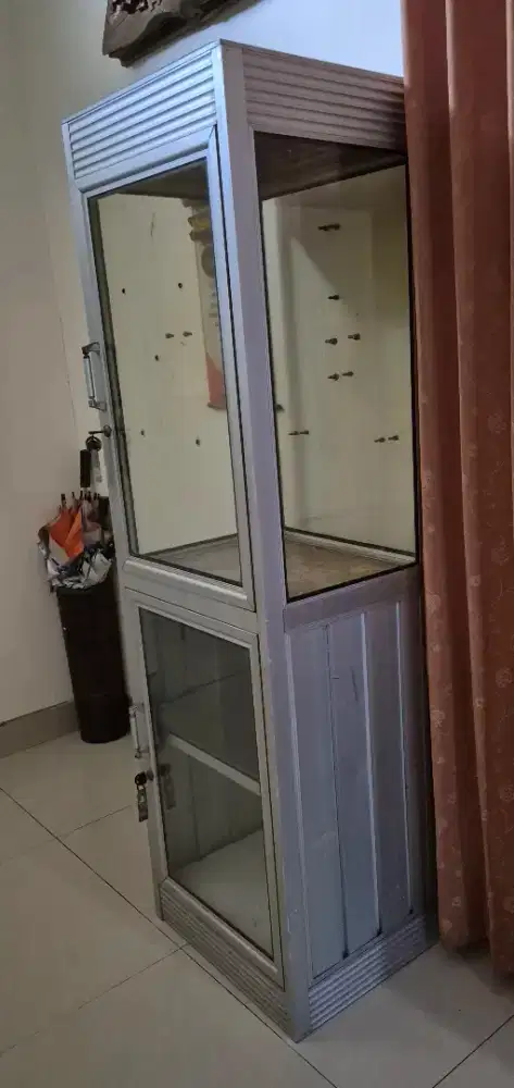 Lemari kaca pajangan